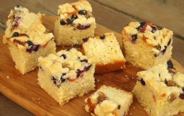 Przepis na ciasto drożdżowe sypane – łatwe i pyszne wypieki bez wyrabiania Przepis na ciasto drożdżowe sypane – łatwe i pyszne wypieki bez wyrabiania