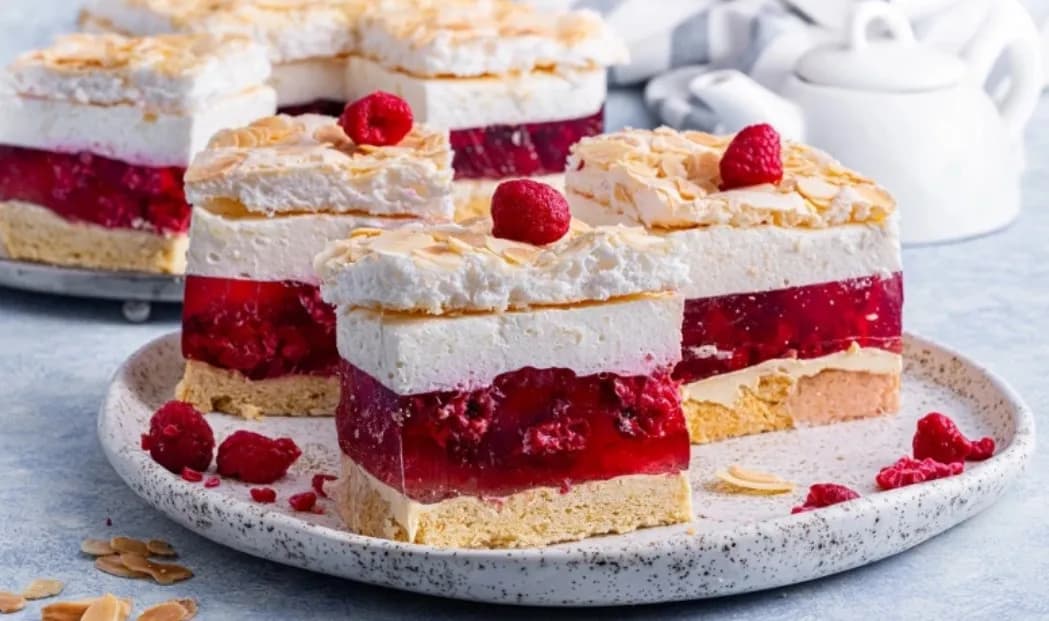 Przepis na ciasto malinowa chmurka z bezą, które zachwyci każdego Przepis na ciasto malinowa chmurka z bezą, które zachwyci każdego