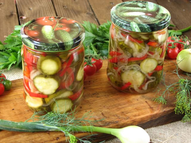 Jak zrobić sałatkę z ogórków i papryki w prosty sposób, który zaskoczy Jak zrobić sałatkę z ogórków i papryki w prosty sposób, który zaskoczy