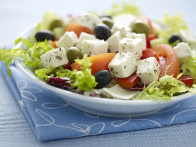 Jaki ser feta do sałatki greckiej - wybierz najlepszy smak i jakość Jaki ser feta do sałatki greckiej - wybierz najlepszy smak i jakość